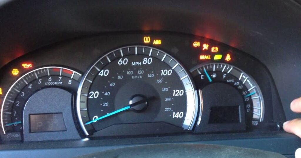 Meaning &causes of Low engine oil pressure warning light Toyota Camry & corolla